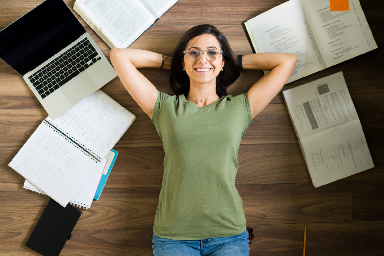 Ženska leži na tleh med zapiski.