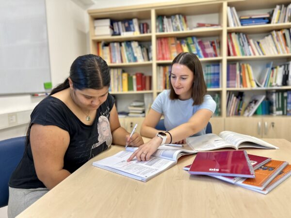 Fotografije svetovalnih situacij.