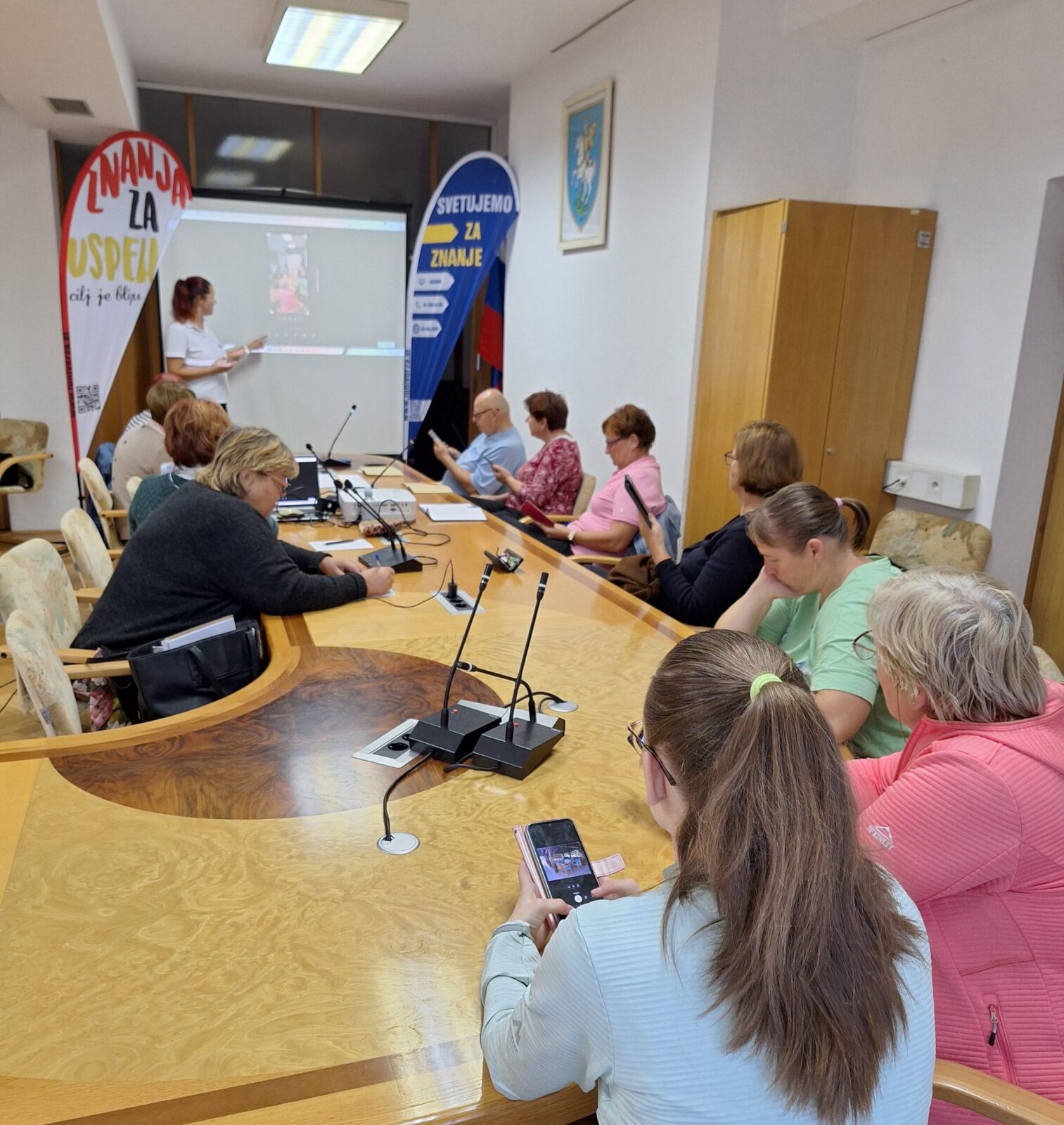 Slika z delavnice, predavalnica z udeleženci in predavateljico.