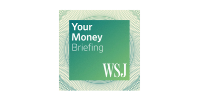Naslov podcasta ''Your Money Briefing'' na zelenem ozadju.