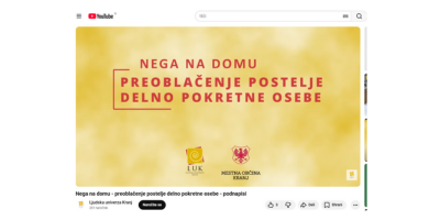 YouTube posnetek prikazuje negovalca, ki preoblači posteljo delno pokretne osebe v domačem okolju.